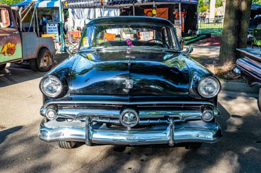Falcon Heights, MN - 18 Haziran 2022: Yerel bir otomobil fuarında 1952 Ford Mainline Fordor Sedan 'ın yüksek perspektifli ön görüntüsü.