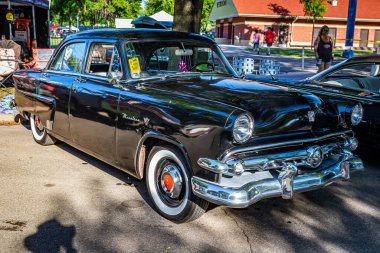 Falcon Heights, MN - 18 Haziran 2022: 1952 Ford Mainline Fordor Sedan 'ın yüksek perspektifli ön köşe görüntüsü yerel bir otomobil fuarında.