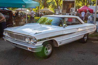Falcon Heights, MN - 18 Haziran 2022: 1964 Ford Galaxie 500 XL 2 Door Hardtop 'ın yüksek perspektifli ön köşe görüntüsü.
