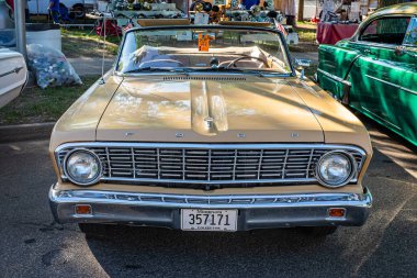 Falcon Heights, MN - 18 Haziran 2022: Yerel bir otomobil fuarında 1964 Ford Falcon Futura Üstü açılır.