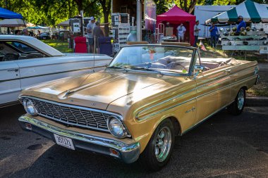 Falcon Heights, MN - 18 Haziran 2022: 1964 Ford Falcon Futura Üstü açılabilen bir arabanın yüksek perspektifli ön köşe görüntüsü.