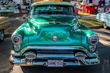 Falcon Heights, MN - 18 Haziran 2022: 1953 model Oldsmobile Super 88 Deluxe 2 Kapılı Sedan 'ın yüksek perspektifli ön görüntüsü.