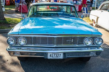 Falcon Heights, MN - 18 Haziran 2022: 1964 Ford Galaxie 500 2 Door Hardtop 'ın ön görüntüsü yerel bir araba fuarında.