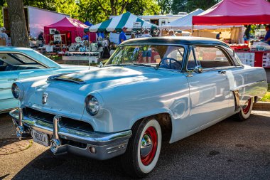 Falcon Heights, MN - 18 Haziran 2022: Yerel bir araba fuarında 1952 Mercury Monterey Hardtop Coupe 'nin yüksek perspektifli ön köşe görüntüsü.
