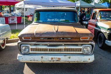 Falcon Heights, MN - 18 Haziran 2022: Eski bir 1964 Chevrolet C10 Stepside Pickup Truck 'ın yerel bir araba fuarında yüksek perspektifli ön görüntüsü.