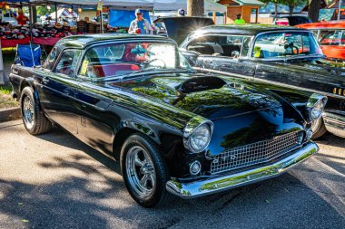 Falcon Heights, MN - 18 Haziran 2022: Yerel bir araba fuarında 1956 model Ford Thunderbird Hardtop Üstü açılır.