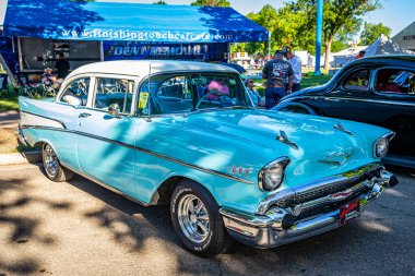 Falcon Heights, MN - 18 Haziran 2022: 1957 Chevrolet 210 2 Door Sedan 'ın yüksek perspektifli ön görüntüsü.