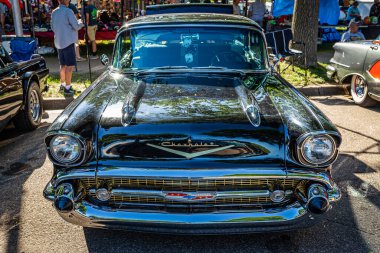 Falcon Heights, MN - 18 Haziran 2022: 1957 Chevrolet BelAir 2 Door Hardtop 'ın yüksek perspektifli manzarası.