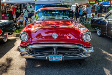 Falcon Heights, MN - 18 Haziran 2022: Yerel bir otomobil fuarında 1956 model bir Oldsmobile Super 88 Sedan 'ın yüksek perspektifli ön görüntüsü.