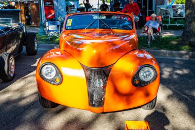 Falcon Heights, MN - 18 Haziran 2022: Yerel bir araba fuarında kişiselleştirilmiş bir Ford Special Deluxe Üstü açılır.