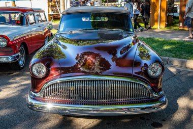 Falcon Heights, MN - 18 Haziran 2022: Yerel bir araba fuarında 1951 Buick Rivviera Üstü açılabilen bir arabanın yüksek perspektifli ön görüntüsü.