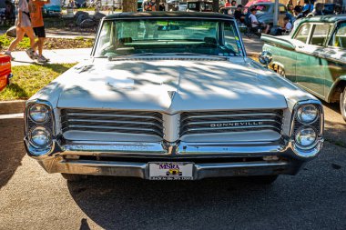 Falcon Heights, MN - 18 Haziran 2022: 1964 Pontiac Bonneville 4 Kapısı Hardtop manzaralı yerel bir araba fuarında.