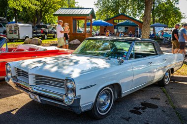 Falcon Heights, MN - 18 Haziran 2022: 1964 Pontiac Bonneville 4 Kapısı Hardtop manzaralı yerel bir araba fuarında.