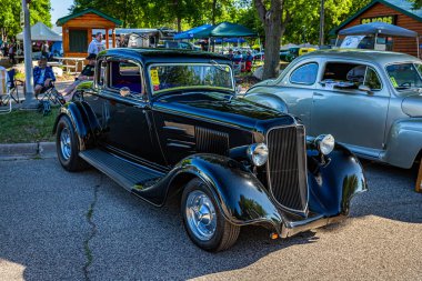 Falcon Heights, MN - 18 Haziran 2022: Yerel bir araba fuarında 1934 Plymouth Deluxe PE Coupe 'nin yüksek perspektifli ön köşe görüntüsü.