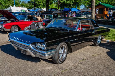Falcon Heights, MN - 18 Haziran 2022: 1964 Ford Thunderbird 2 Door Hardtop 'ın yüksek perspektifli ön köşe görüntüsü.