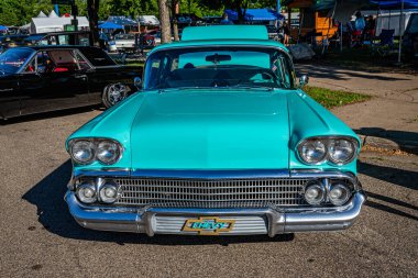 Falcon Heights, MN - 18 Haziran 2022: 1958 Chevrolet Biscayne 2 Door Sedan 'ın yüksek perspektifli manzarası.