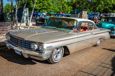 Falcon Heights, MN - 18 Haziran 2022: 1960 model Oldsmobile Dynamic 88 2 Door Hardtop 'ın yüksek perspektifli ön köşe görüntüsü.