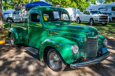 Falcon Heights, MN - 18 Haziran 2022: Yerel bir otomobil fuarında 1947 model uluslararası bir KB2 kamyonetin yüksek perspektifli ön köşe görüntüsü.