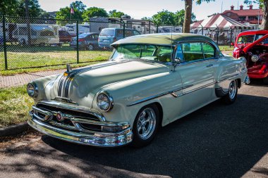 Falcon Heights, MN - 18 Haziran 2022: 1953 Pontiac Chieftain 2 Door Sedan otomobil fuarında yüksek perspektifli ön köşe görüntüsü.
