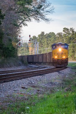 Modoc, SC - 1 Nisan 2014: Bir CSX yük treni Modoc, SC 'ye girerken virajı döner