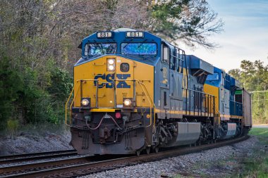 Modoc, SC - 1 Nisan 2014: Bir CSX yük treni Modoc, SC 'ye girerken virajı döner