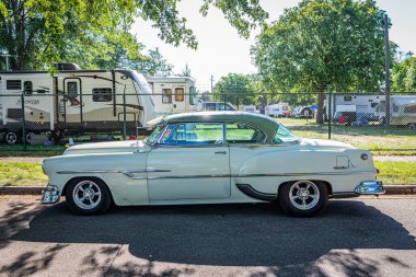 Falcon Heights, MN - 18 Haziran 2022: 1953 Pontiac Chieftain 2 Door Sedant adlı otomobil fuarının yüksek perspektifli yan görüntüsü.