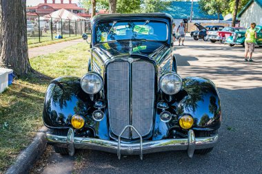 Falcon Heights, MN - 18 Haziran 2022: Yerel bir araba fuarında 1934 Buick 3 Window Coupe 'nin yüksek perspektifli görüntüsü.