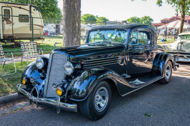Falcon Heights, MN - 18 Haziran 2022: Yerel bir araba fuarında 1934 Buick 3 Window Coupe 'nin yüksek perspektifli ön köşe görüntüsü.