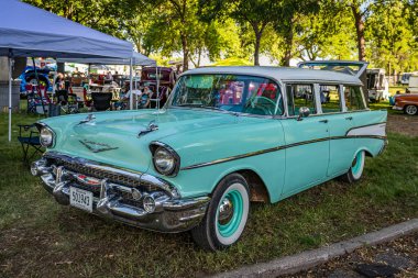 Falcon Heights, MN - 18 Haziran 2022: Yerel bir araba fuarında 1957 Chevrolet 210 Station Wagon 'un yüksek perspektifli köşe görüntüsü.