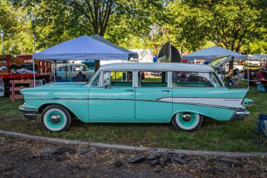 Falcon Heights, MN - 18 Haziran 2022: Yerel bir araba fuarında 1957 Chevrolet 210 Station Wagon 'un yüksek perspektifli yan görüntüsü.