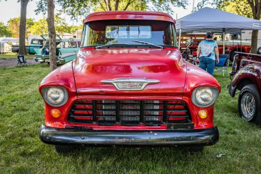 Falcon Heights, MN - 18 Haziran 2022: Yerel bir araba fuarında 1955 Chevrolet Görev Gücü 3100 Pickup Truck 'ın yüksek perspektifli ön görüntüsü.