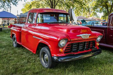 Falcon Heights, MN - 18 Haziran 2022: Yerel bir araba fuarında 1955 Chevrolet Görev Gücü 3100 Pickup Truck 'ın yüksek perspektifli ön köşesi.