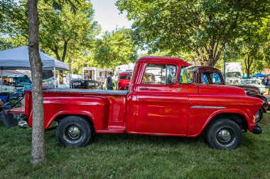 Falcon Heights, MN - 18 Haziran 2022: Yerel bir araba fuarında 1955 Chevrolet Görev Gücü 3100 Pickup Truck 'ın yüksek perspektifli yan görüntüsü.