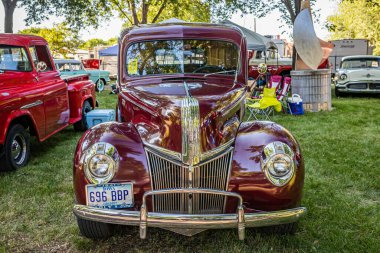 Falcon Heights, MN - 18 Haziran 2022: Yerel bir araba fuarındaki Ford Model 11C kamyonetin yüksek perspektifli ön görüntüsü.