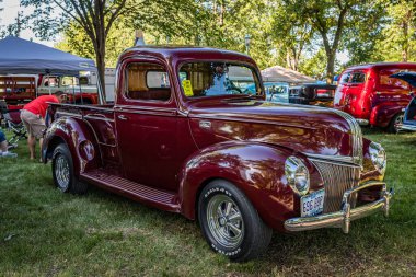 Falcon Heights, MN - 18 Haziran 2022: Yerel bir araba fuarında Ford Model 11C kamyonetin yüksek perspektifli ön köşe görüntüsü.