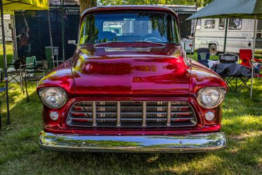 Falcon Heights, MN - 18 Haziran 2022: Yerel bir araba fuarında 1955 Chevrolet 3100 Stepside Pickup Truck 'ın yüksek perspektifli manzarası.