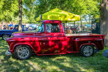 Falcon Heights, MN - 18 Haziran 2022: 1955 Chevrolet 3100 Stepside Pickup Truck 'ın yerel bir araba fuarında yüksek perspektifli yan görüntüsü.