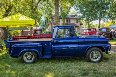 Falcon Heights, MN - 18 Haziran 2022: 1964 Chevrolet C10 Stepside Pickup Truck 'ın yerel bir araba fuarında yüksek perspektifli yan görüntüsü.