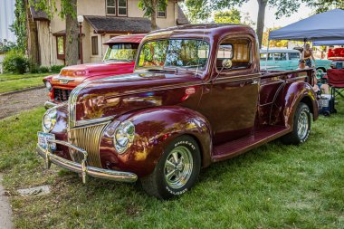 Falcon Heights, MN - 18 Haziran 2022: Yerel bir araba fuarında Ford Model 11C kamyonetin yüksek perspektifli ön köşe görüntüsü.