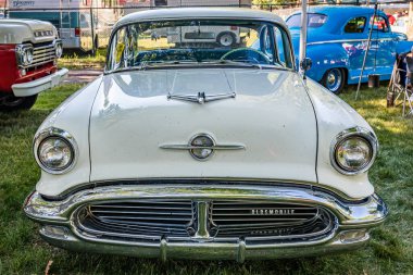 Falcon Heights, MN - 18 Haziran 2022: Yerel bir araba fuarında 1956 Oldsmobile 88 Hardtop Coupe 'nin yüksek perspektifli ön görüntüsü.