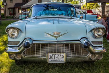 Falcon Heights, MN - 18 Haziran 2022: Yerel bir araba fuarında 1957 Cadillac Serisi 62 Hardtop Sedan 'ın yüksek perspektifli ön görüntüsü.
