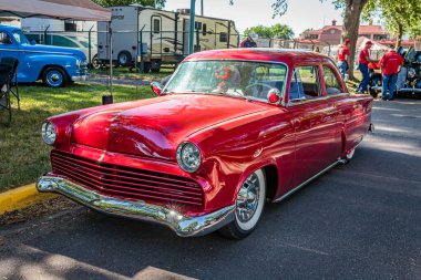 Falcon Heights, MN - 18 Haziran 2022: 1953 Ford Gümrük Hattı 2..