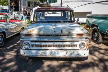 Falcon Heights, MN - 18 Haziran 2022: Yüksek perspektifli eski bir 1964 Chevrolet C10 Suburban Carryallat otomobil fuarı.