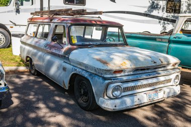 Falcon Heights, MN - 18 Haziran 2022: Eski bir 1964 Chevrolet C10 Suburban Carryall 'ın yüksek perspektifli ön köşe görüntüsü yerel bir araba fuarında.