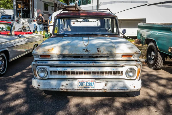 ファルコンハイツ 2022年6月18日 地元の車のショーで古い1964年のシボレーC10郊外のCarryallatの高視点フロントビュー — ストック写真