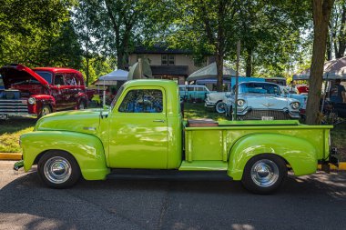 Falcon Heights, MN - 18 Haziran 2022: 1949 Chevrolet 3100 kamyonet yerel bir araba fuarında yüksek perspektifli yan görüş.