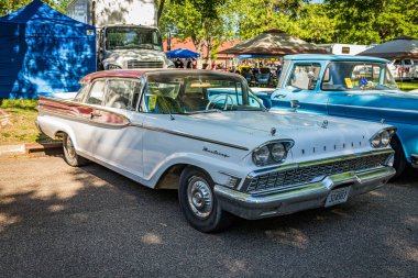 Falcon Heights, MN - 18 Haziran 2022: 1959 Mercury Monterey Cruiser 2 Door Hardtop 'ın yüksek perspektifli ön köşe görüntüsü.
