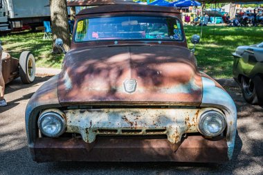 Falcon Heights, MN - 18 Haziran 2022: Yerel bir araba fuarında eski bir 1954 Ford F100 kamyonetinin yüksek perspektifli ön görüntüsü.