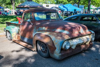 Falcon Heights, MN - 18 Haziran 2022: Yerel bir araba fuarında eski bir 1954 Ford F100 kamyonetinin yüksek perspektifli ön köşe görüntüsü.