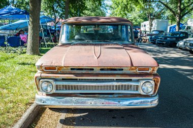 Falcon Heights, MN - 18 Haziran 2022: 1964 Chevrolet C10 Suburban Carryall otomobil fuarında yüksek perspektifli görüş.